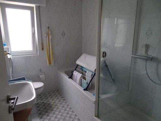 Bad mit Dusche und Wanne