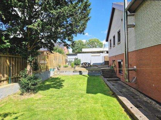 Auf der Nordseite der Gartenbereich der EG-Wohnung