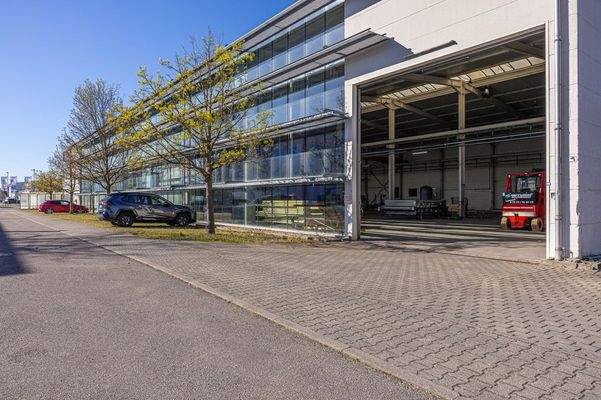 Seitenansicht Halle 1 inkl. Parkplätzen