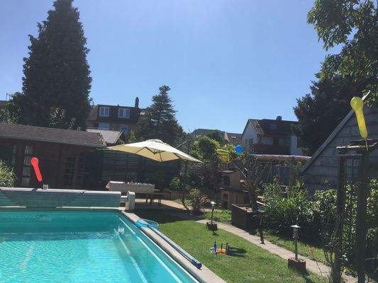 Pool und Garten im Sommer