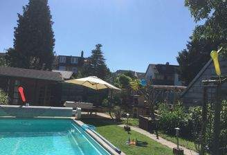 Pool und Garten im Sommer