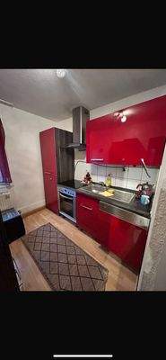 Kompakte rote Küche