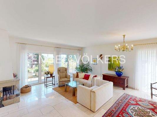 Helles Wohnzimmer mit grünem Ausblick