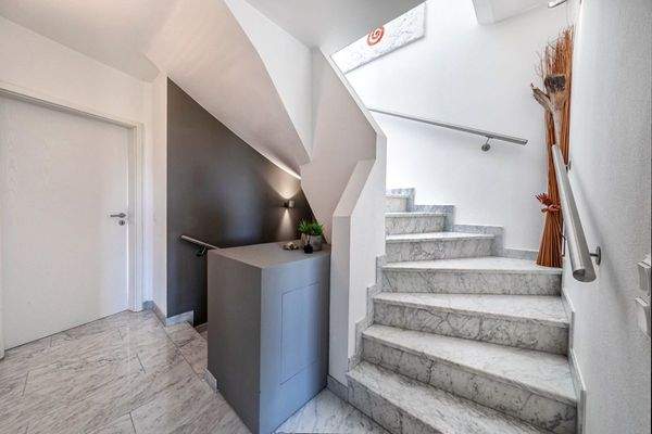 1 OG: Flur/Marmortreppe ins DG 2 (Studio)