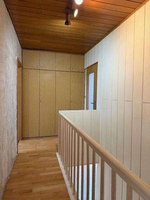 mit Einbauschränken