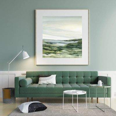 Lichtdurchflutetes Wohnzimmer mit harmonischer Naturkunst und designstarker Sofagestaltung