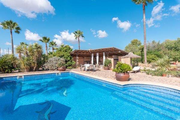 Stylische Sommerküche am Pool