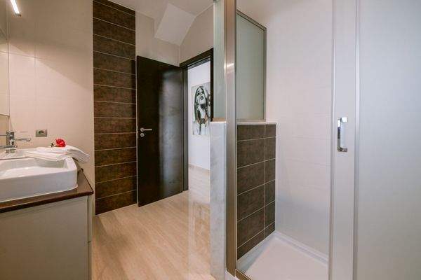 Eines von 5 Badezimmern