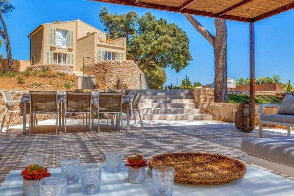 Große Terrasse mit Lounge und Essbereich