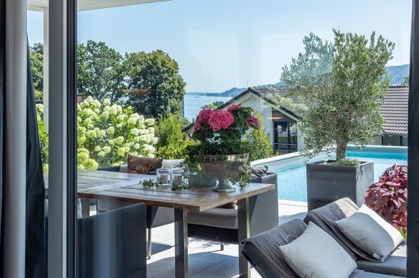Terasse EG - See- und Poolblick.jpg