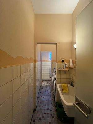 Vorratsraum und Waschmaschine 