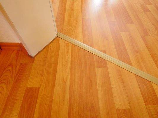  WOHNUNG: Laminatböden in Flur und Zimmern