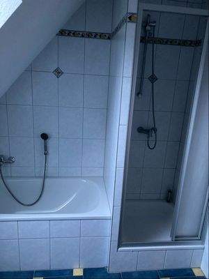Bad / Sanitärbereich mit Dusche & Wanne