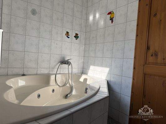 Badezimmer mit Wanne (DG)