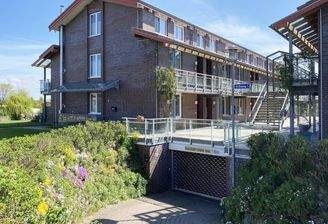 Seitenansicht mit Blick auf die Eingänge