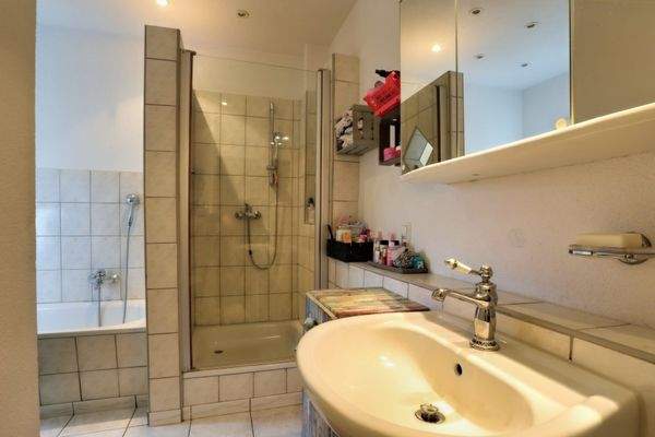 Badezimmer mit Dusche und Wanne