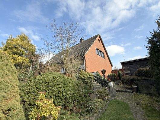 Seitliche Hausansicht vom Garten