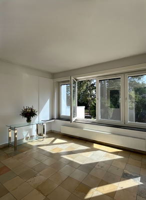 Lichtdurchfluteter Essbereich mit Blick in den Garten 