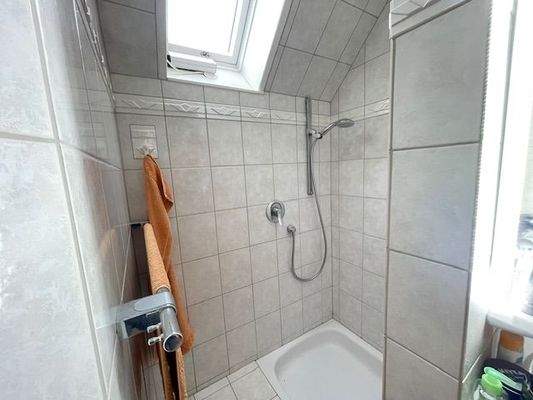Dusche mit Dachflächenfenster