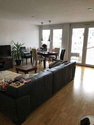 Das Wohn- und Esszimmer mit Balkon