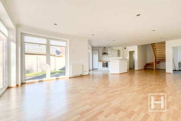 Wohnzimmer mit Blick zur offenen Küche