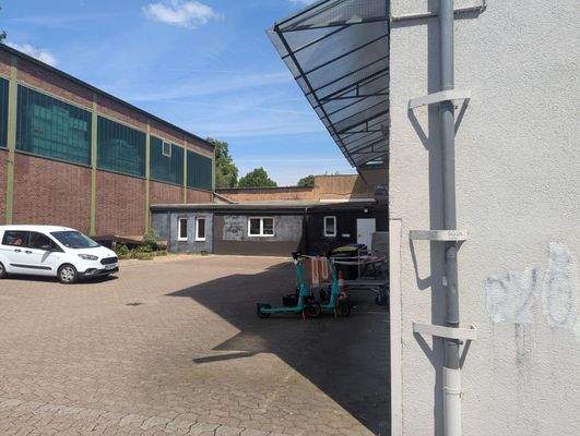 Verbindungsgebäude und Hinterhof.jpg