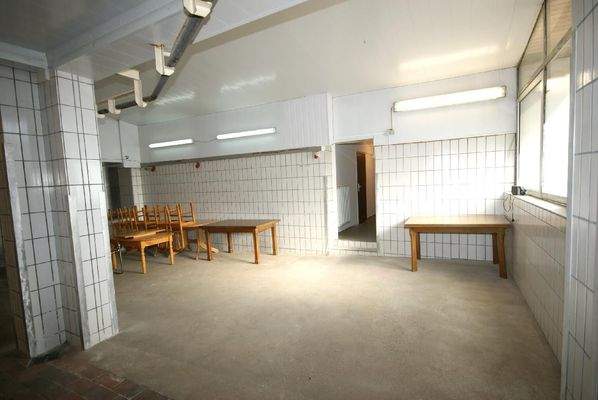 Halle/ Produktion zum Eingang Büro