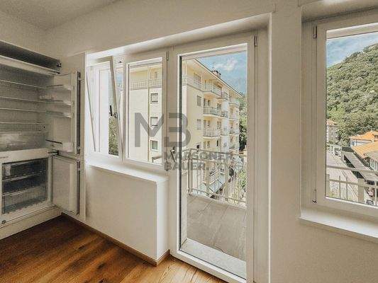 Küche mit Zugang zum Balkon - 