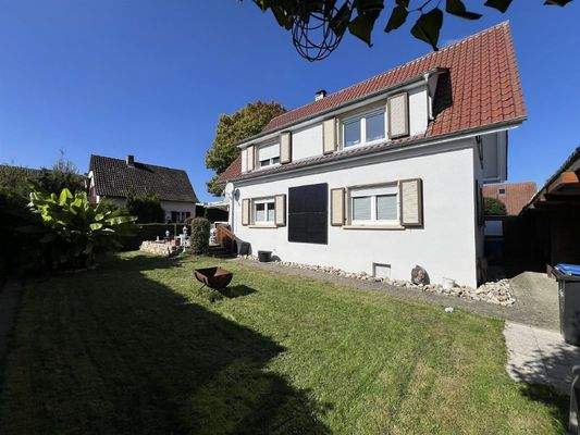 Hausansicht mit großem Garten