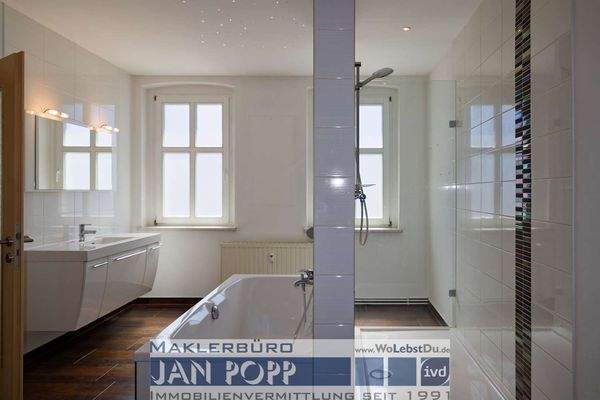 Tageslichbad mit Wanne und Dusche 