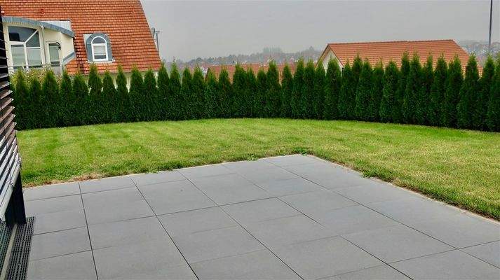 Eingefriedete Grünfläche vor Wohnzimmer EG