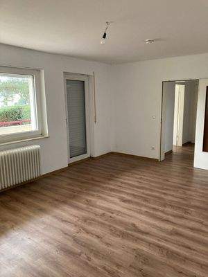 Beispielbild: Wohnzimmer mit PVC-Boden in Holzoptik 