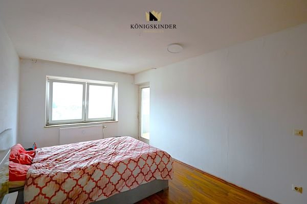 Auch das Schlafzimmer hat direkten Zugang zum Balkon