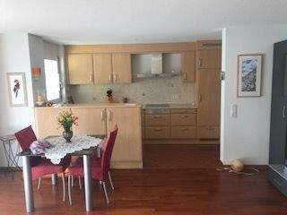 Einbauküche mit Einbaugeräten und Sitzplatz