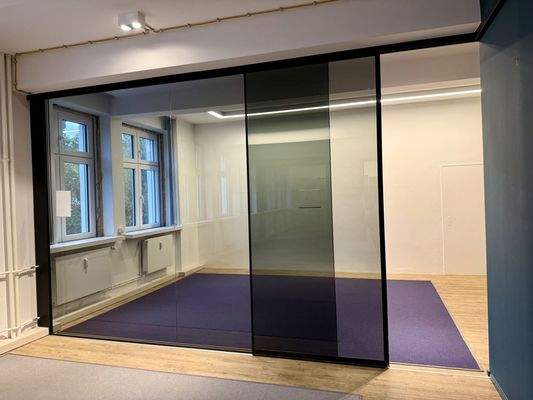 Büro mit Glas-Schiebetür