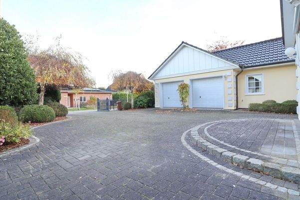 Auffahrt mit Doppelgarage