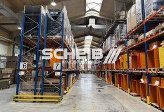 hohe Halle, ideal für Regale