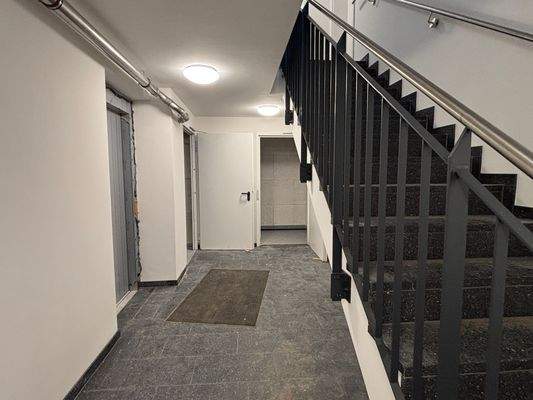 Treppenhaus mit Aufzug