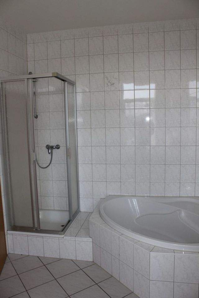 ++ großzügige 2 Zimmer-Wohnung , Balkon, Eckbadewanne EBK ++ - Foto 4