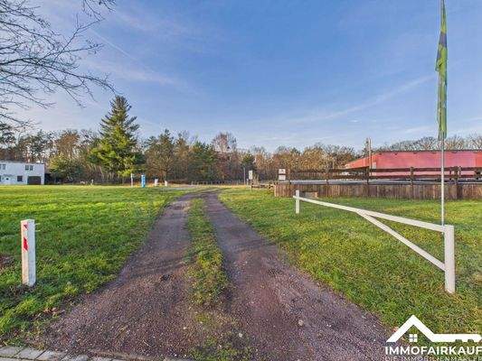 Einfahrt Stellplatz