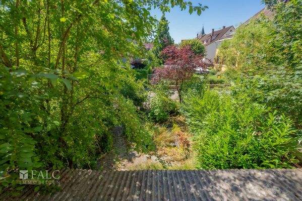 Blick vom Balkon in den Garten