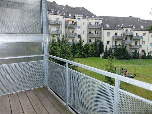 Blick vom Balkon ins Wohnkarree