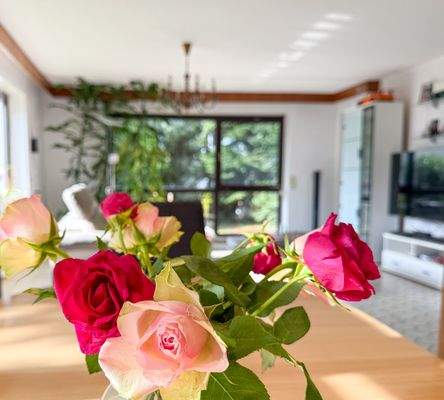 Nahaufnahme Blick vom Esszimmer in das Wohnzimmer