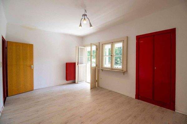 Zimmer mit Balkonzugang