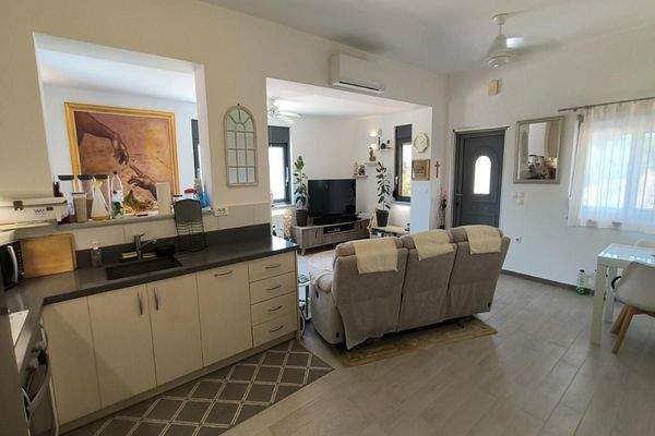 Kreta, Kalamitsi Amigdali: Charmantes kretisches Haus mit privatem Olivenhain und Bergblick zu verkaufen