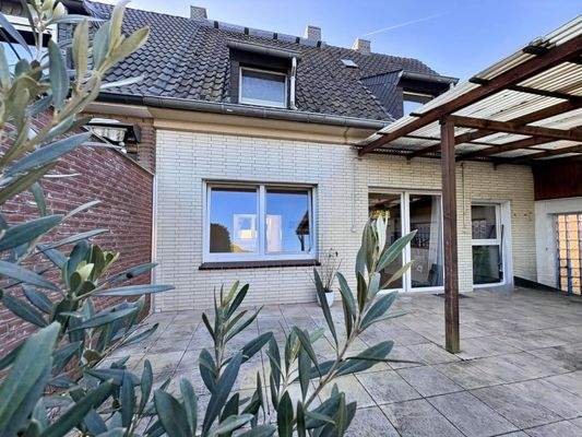 Ein Blick auf die teil-überdachte Terrasse