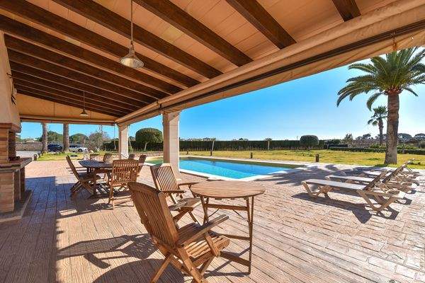 Große Terrasse mit Grillbereich