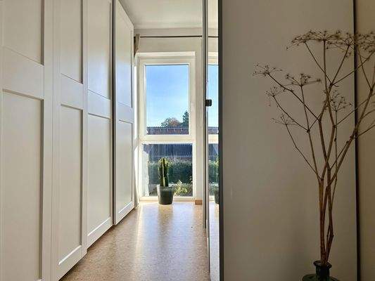 Ankleidebereich mit Blick in das Schlafzimmer