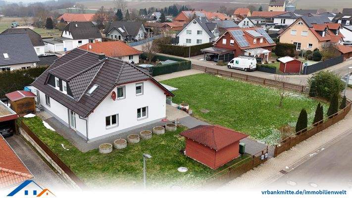 Blick von oben auf Haus und Garten
