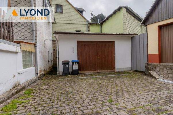 Garage und Stellplatzt